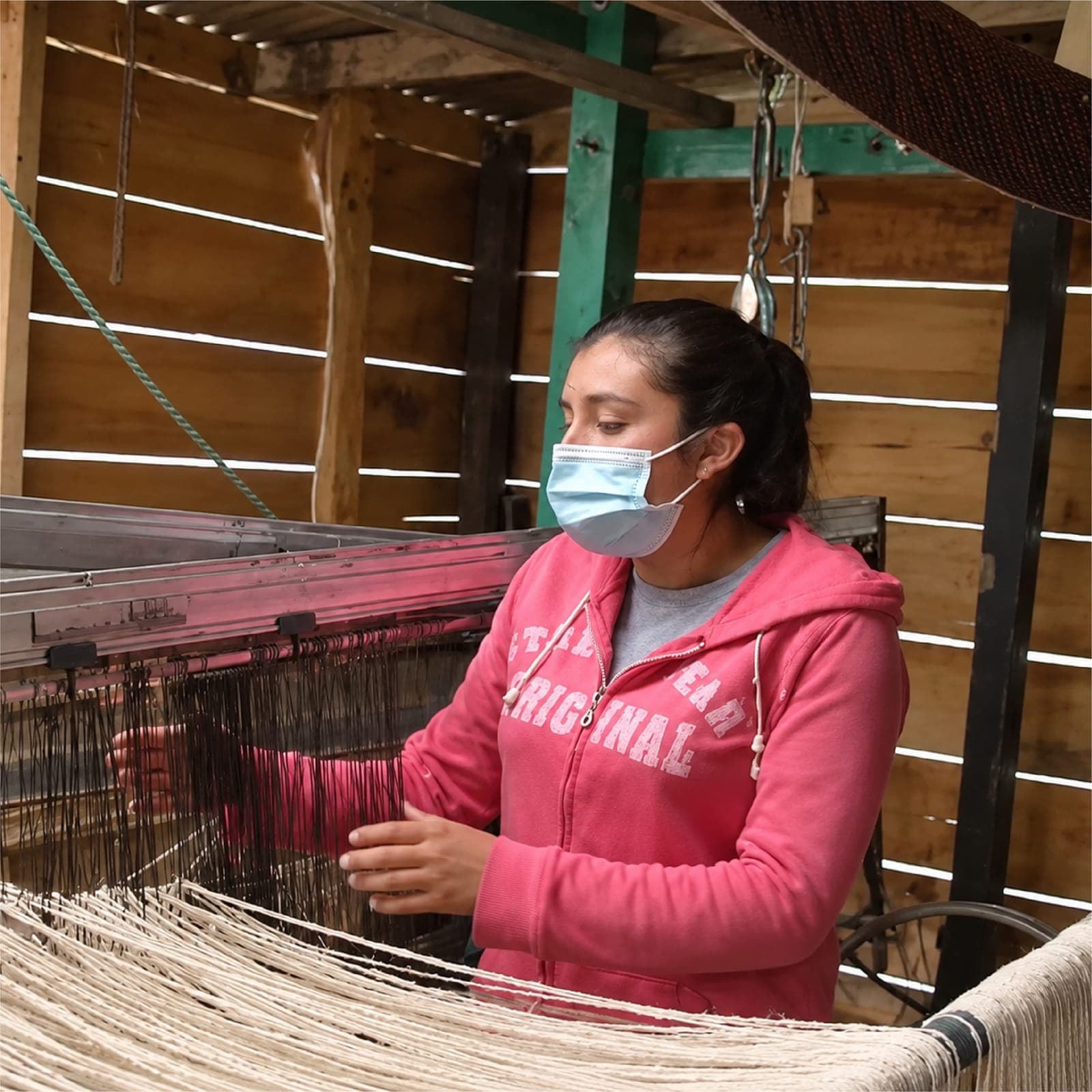 Mujer de un servicio de apoyo comunitario